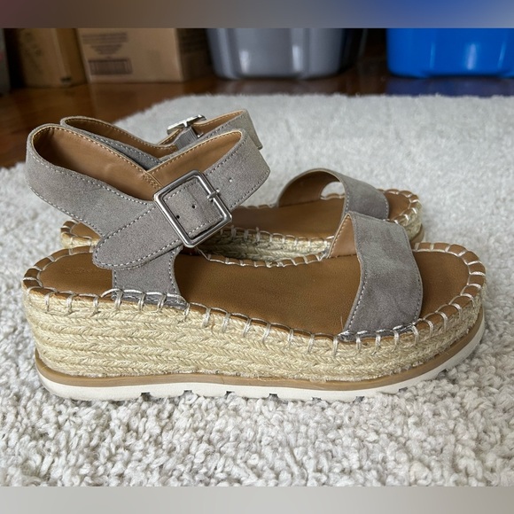 Universal Thread Shoes - Women’s Size 8 Universal Thread Platform Sandals GUC